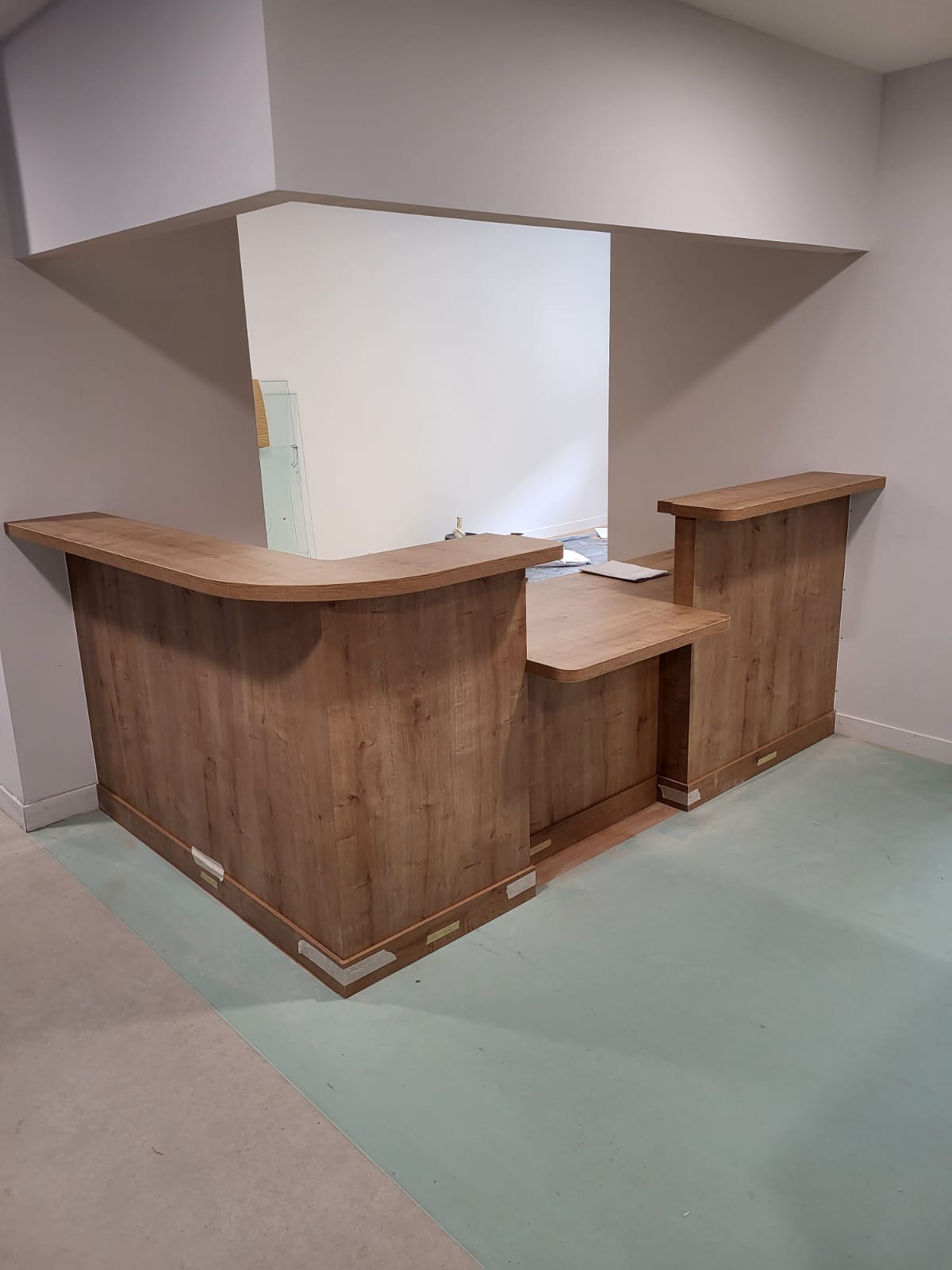 Banque d'accueil bois clair contemporain