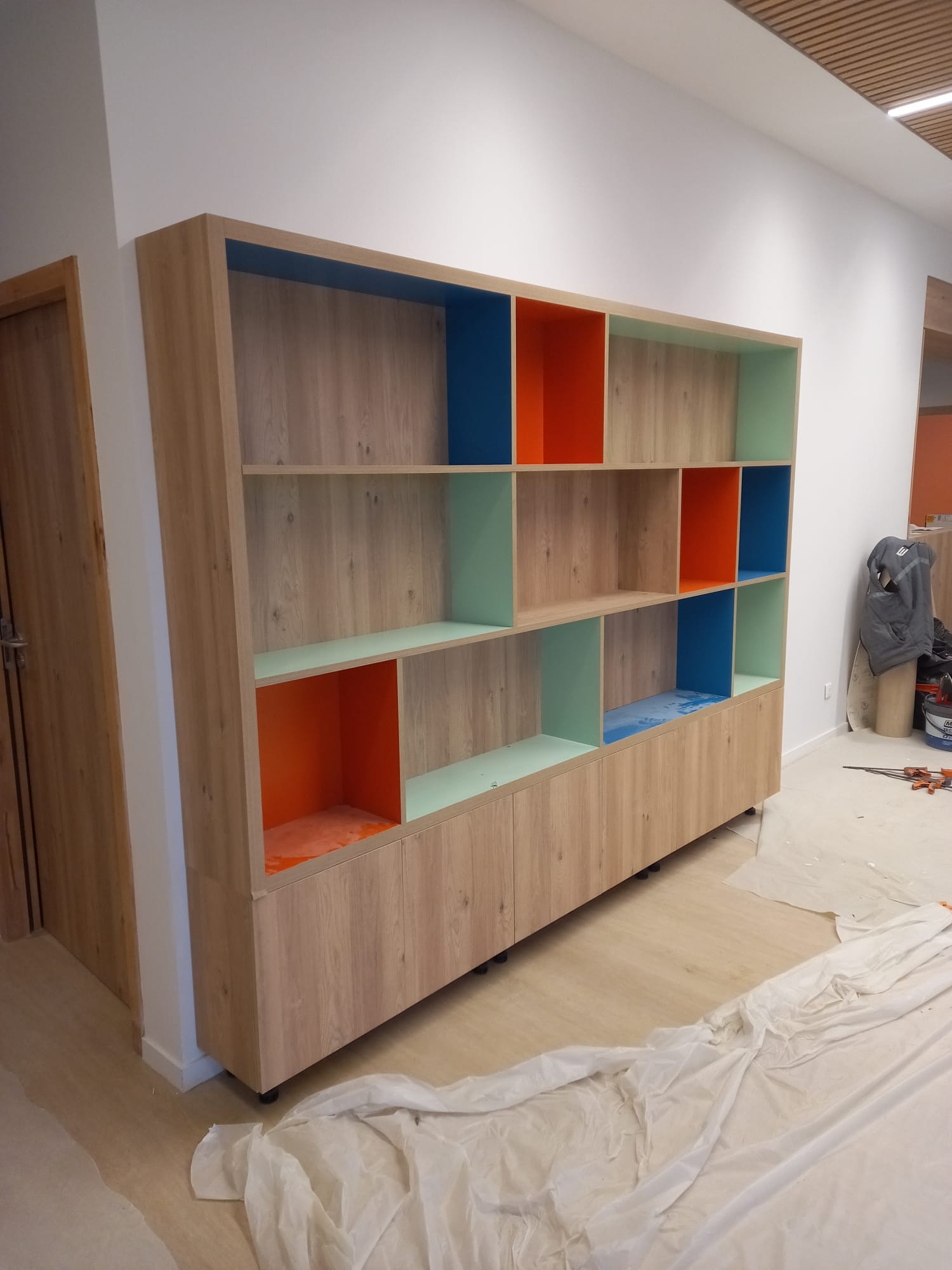 Bibliothèque colorée pour ludothèque